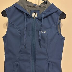 Oakley Women’s blue vest size small